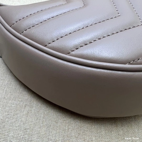 Hyper Peter GUCCI GG half-moon-shaped bag mini Marmont 0820